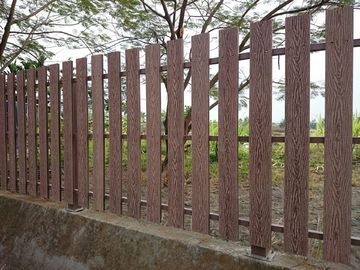 Natural Wooden WPC Decking / 100 % recyclable WPC Rail Fence For Farm